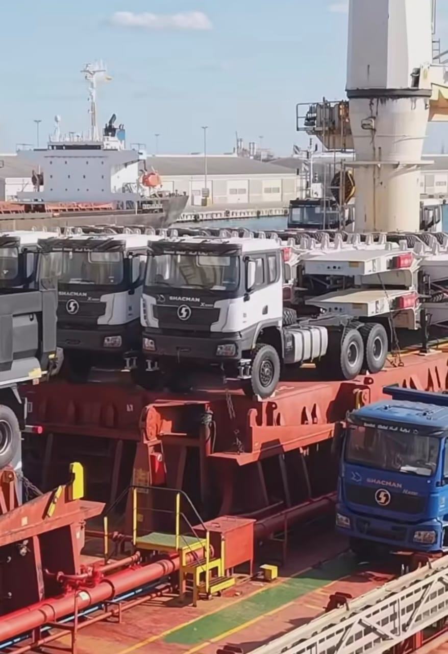 Camions Shacman sur le pont