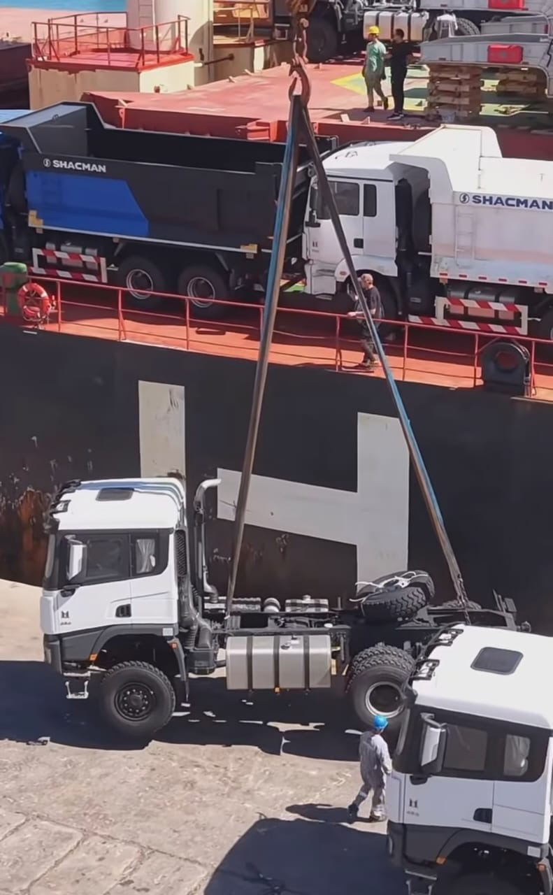 Déchargement de camions — grue portuaire